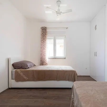 My Dalmatia - Blagdan Two With Private Parking Apartman Zára